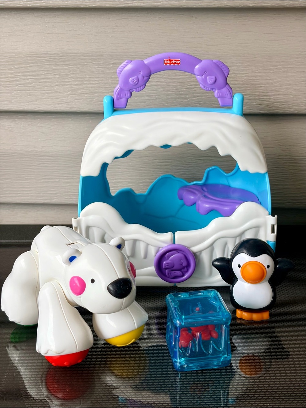 2006 Fisher-Price Amazing Animals Polar Friends Tote playset (Model K2830)